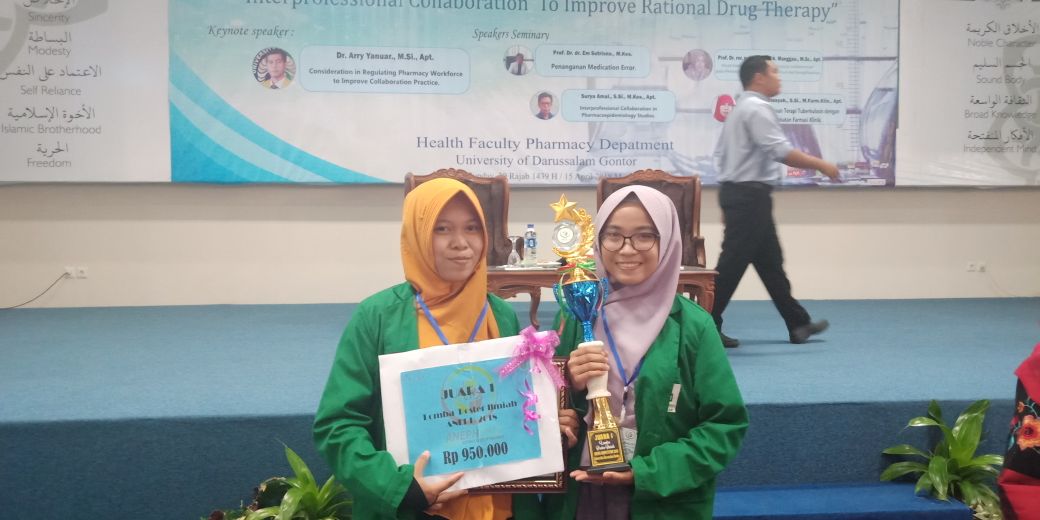 Gambar Mahasiswa Farmasi Juara 1 Lomba Poster Ilmiah 